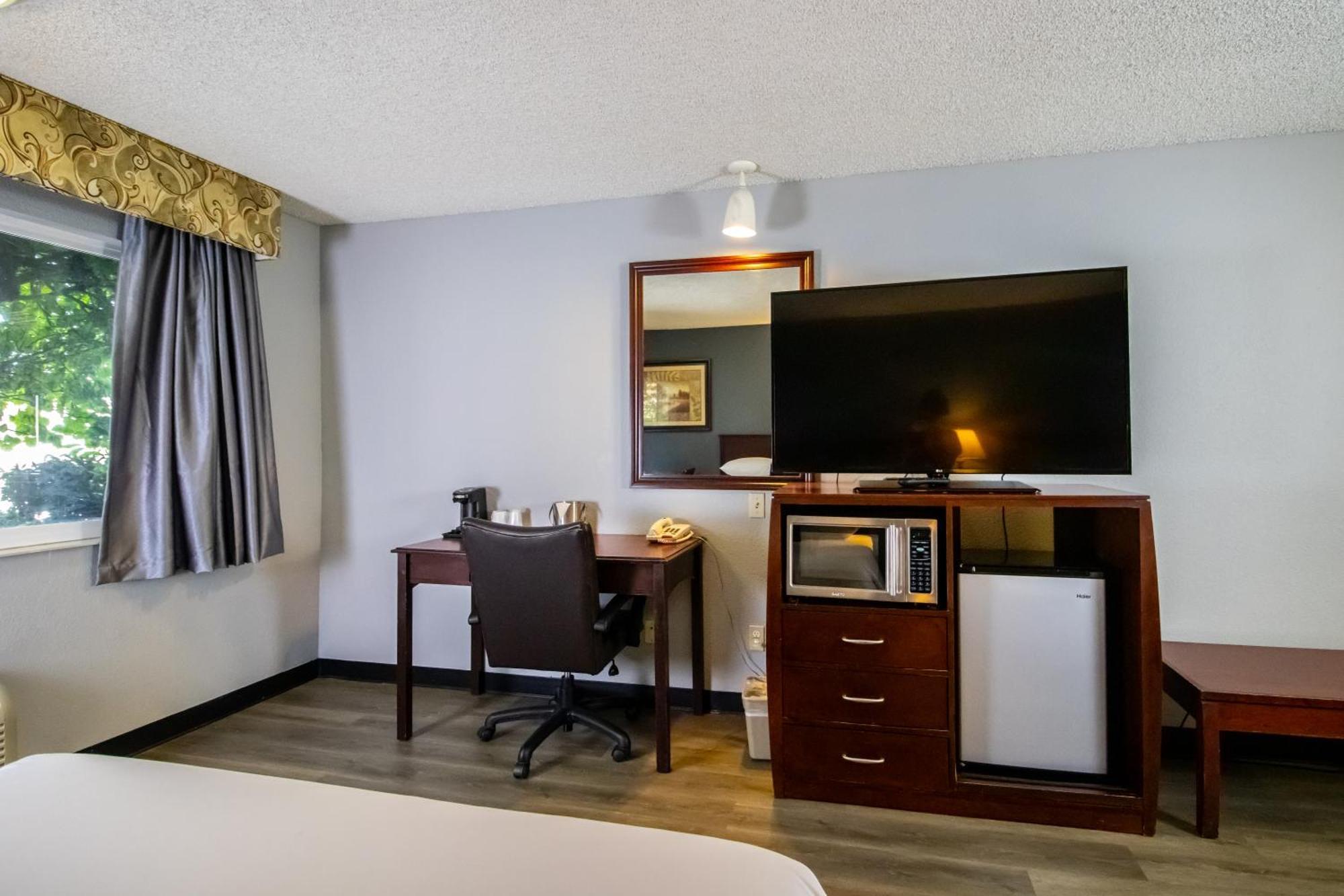 Red Lion Inn & Suites Vancouver Exterior photo