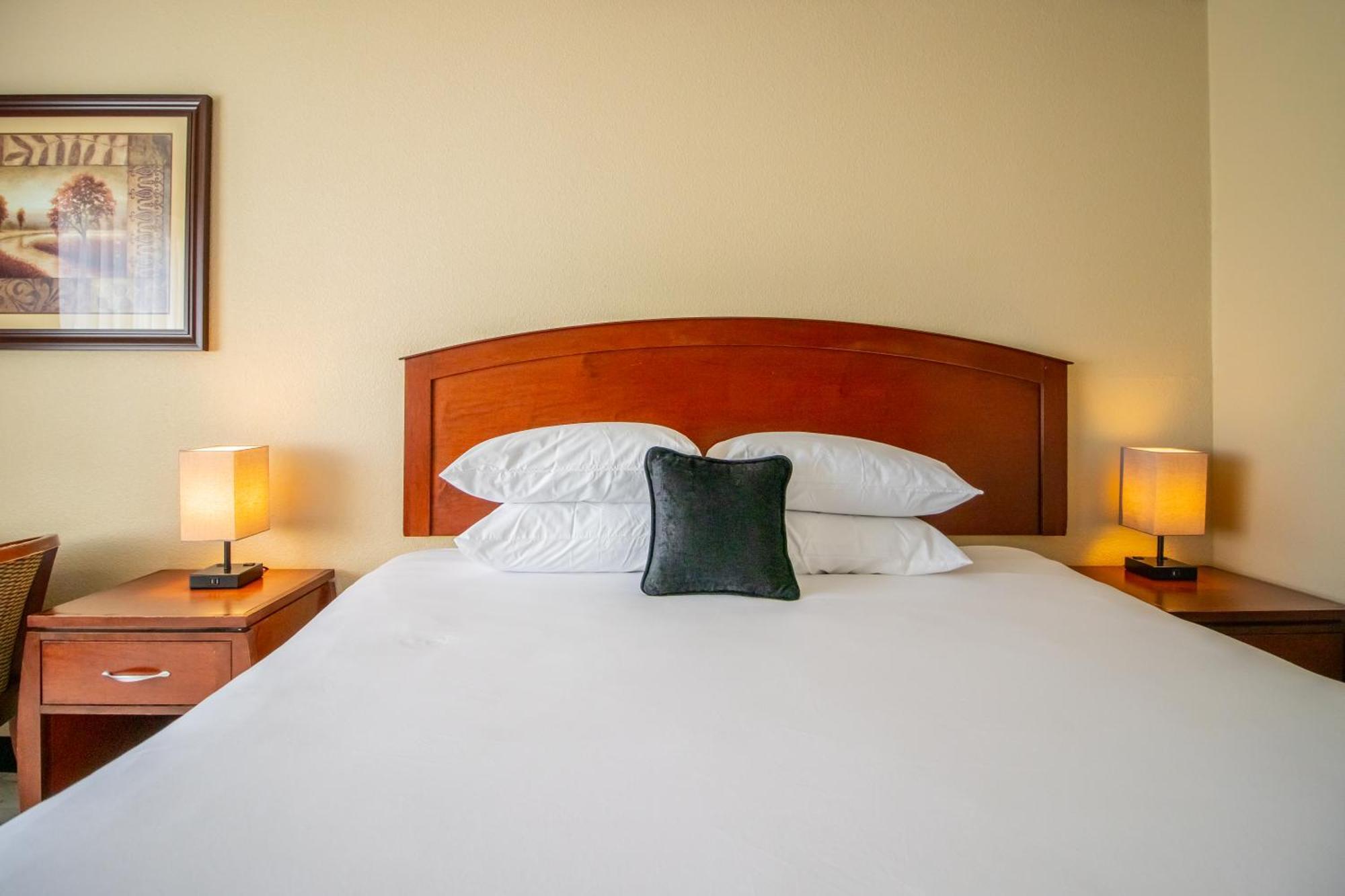 Red Lion Inn & Suites Vancouver Exterior photo