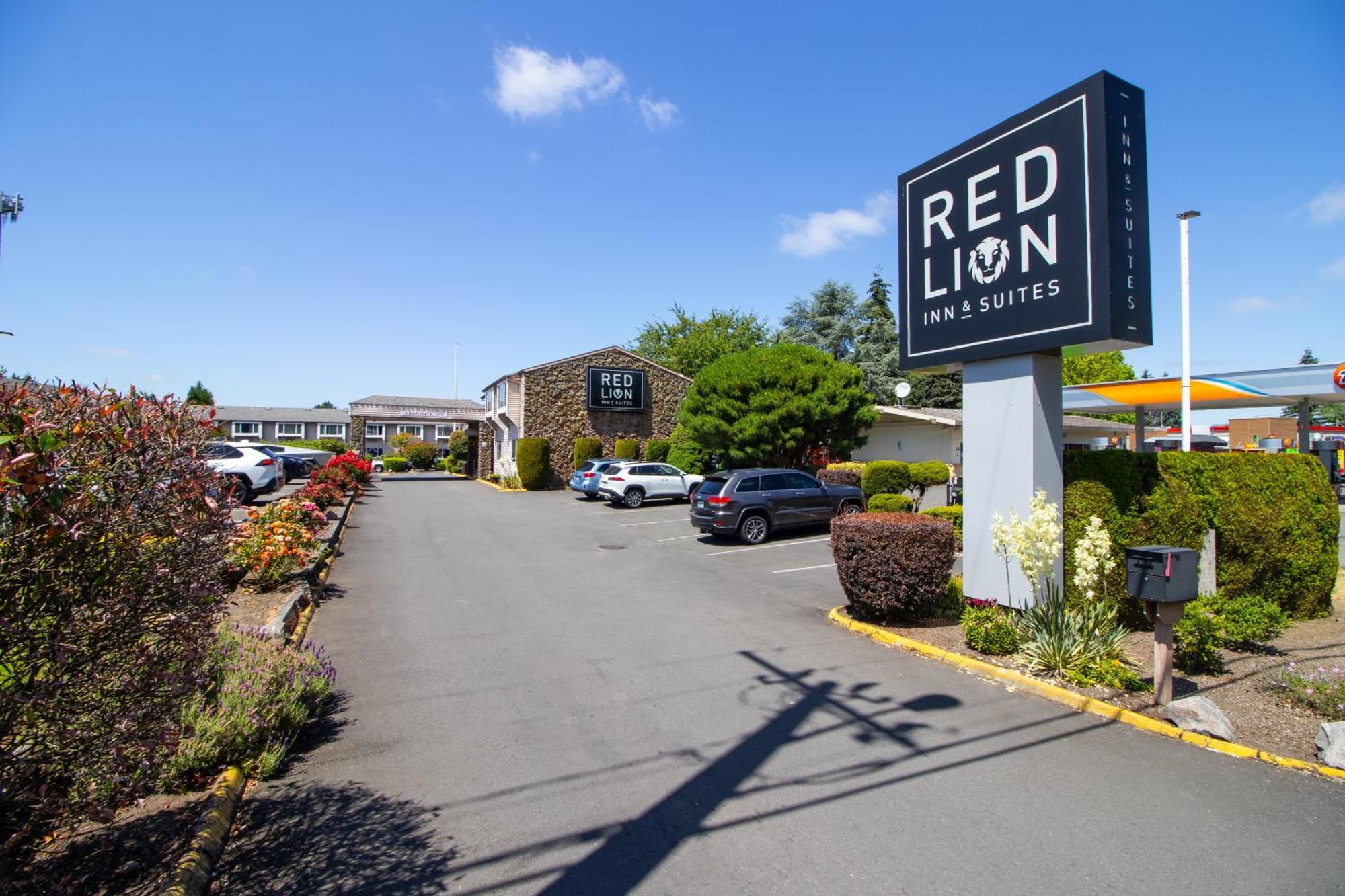 Red Lion Inn & Suites Vancouver Exterior photo