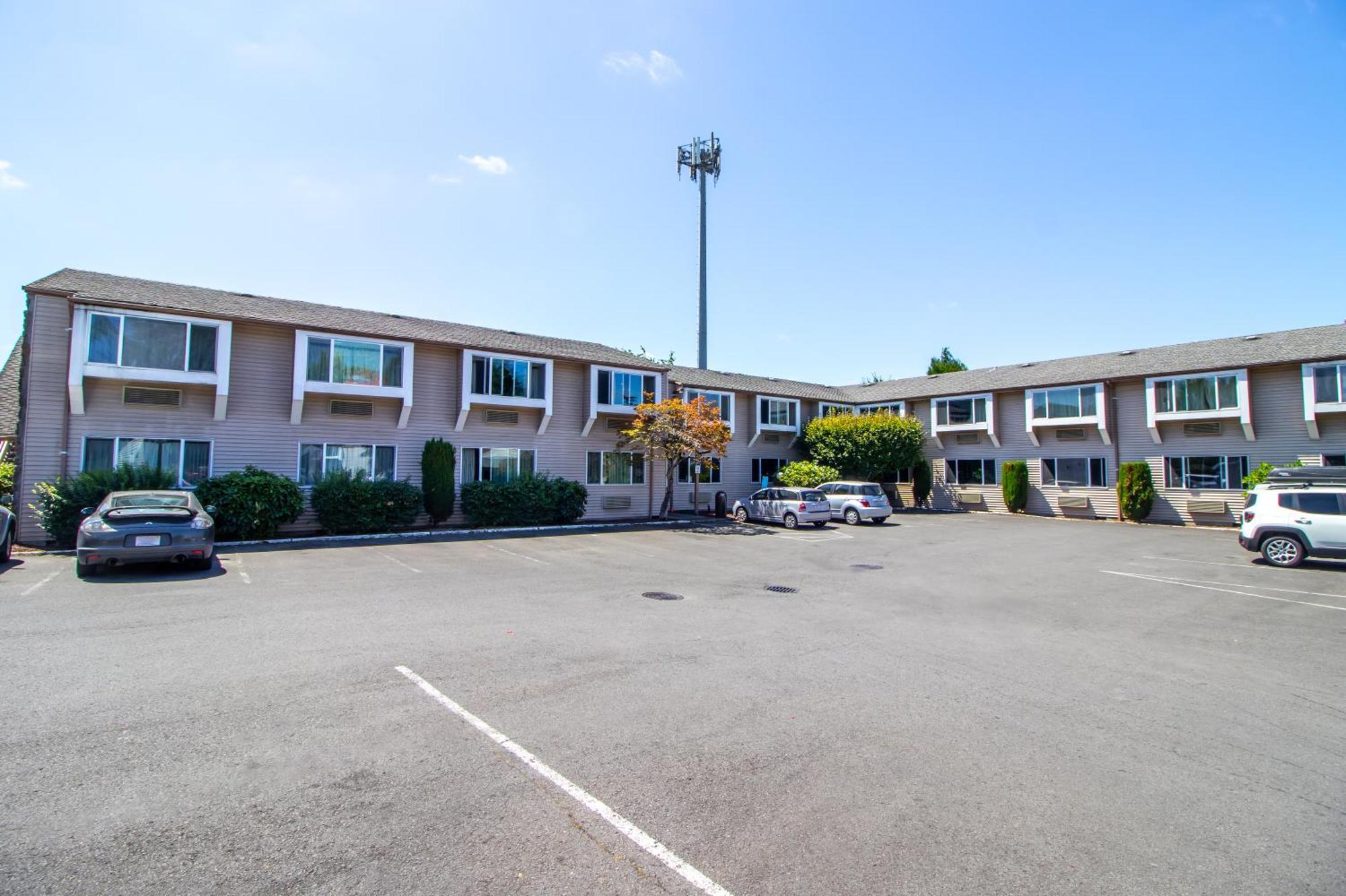 Red Lion Inn & Suites Vancouver Exterior photo