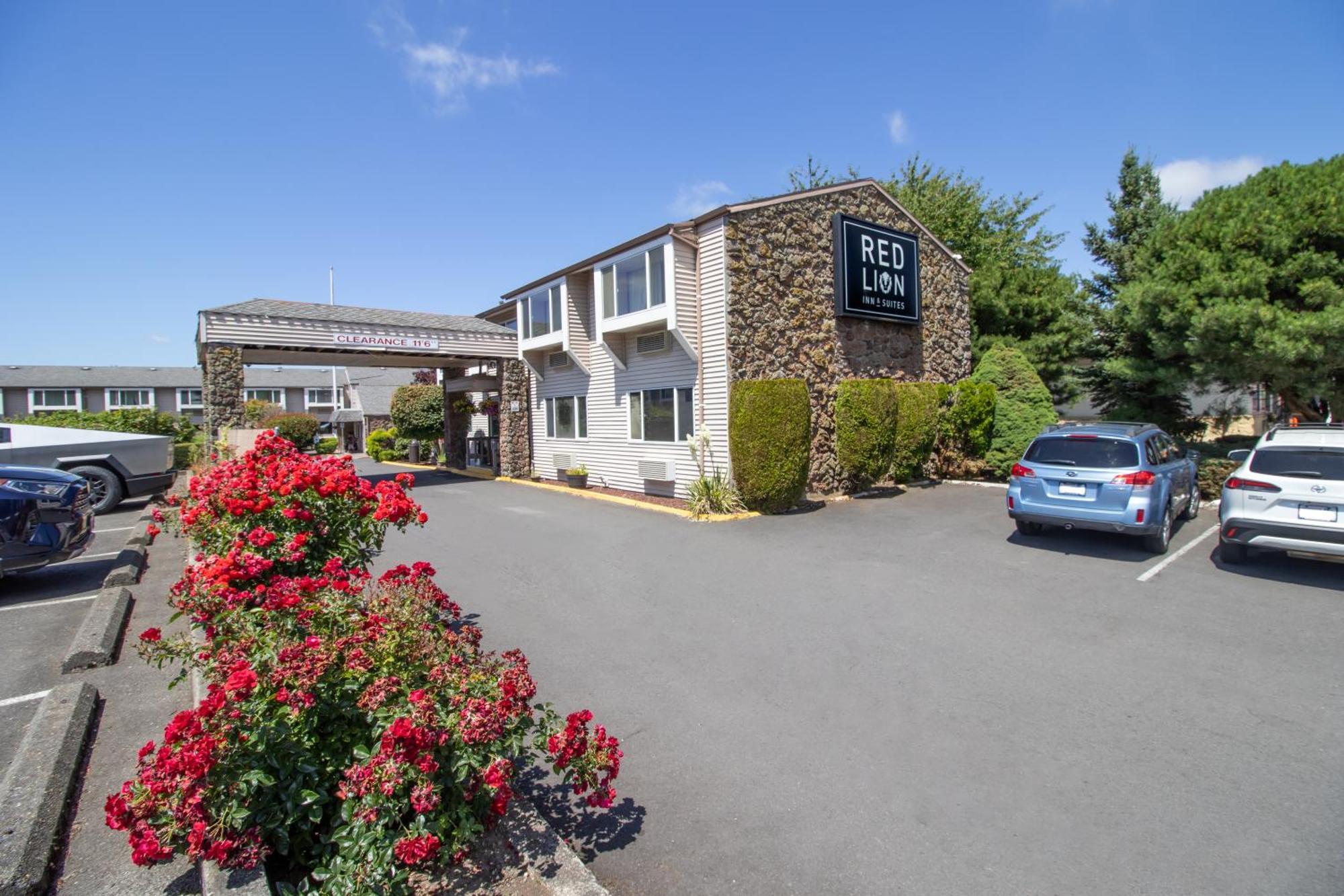 Red Lion Inn & Suites Vancouver Exterior photo