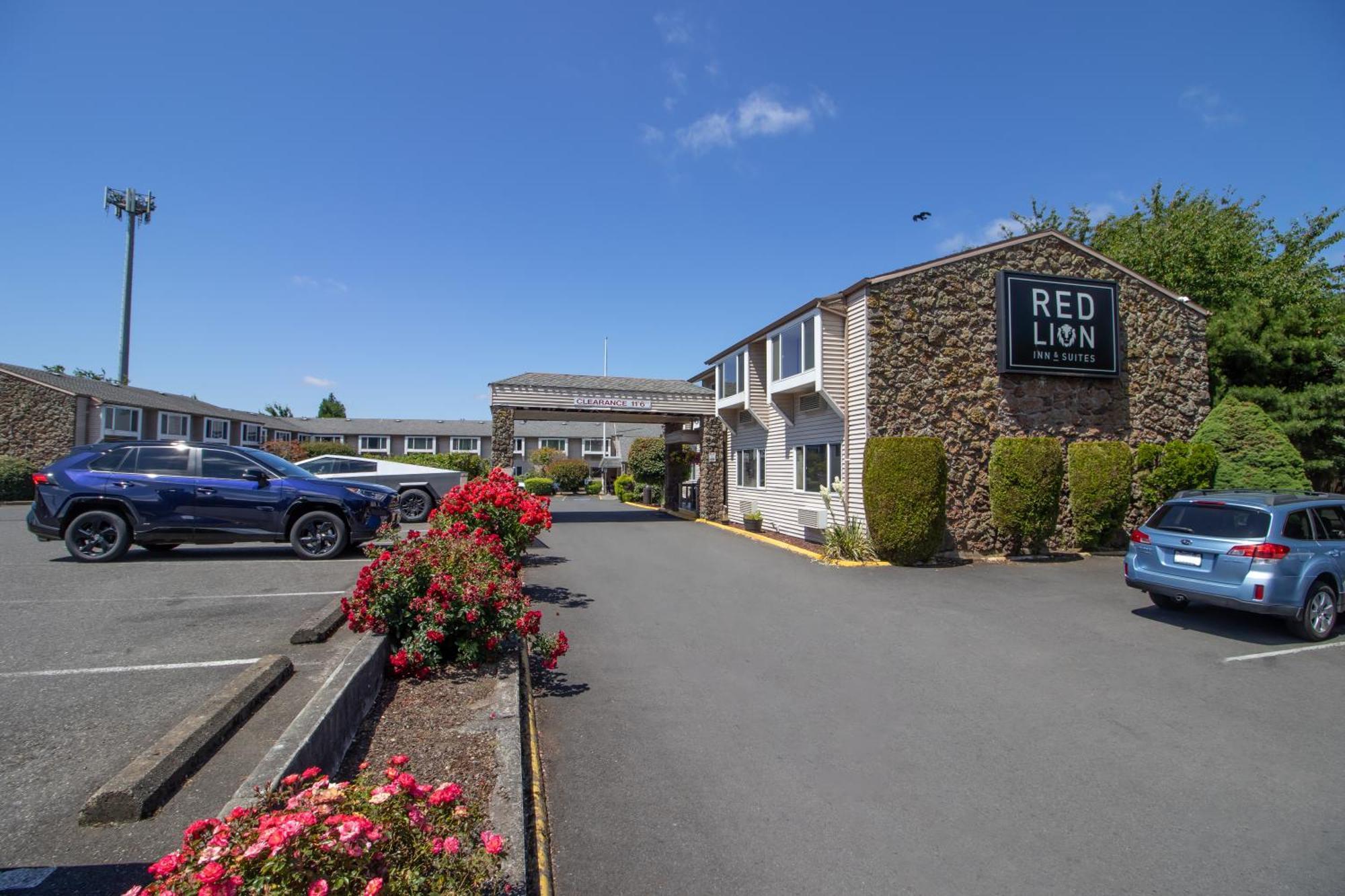 Red Lion Inn & Suites Vancouver Exterior photo