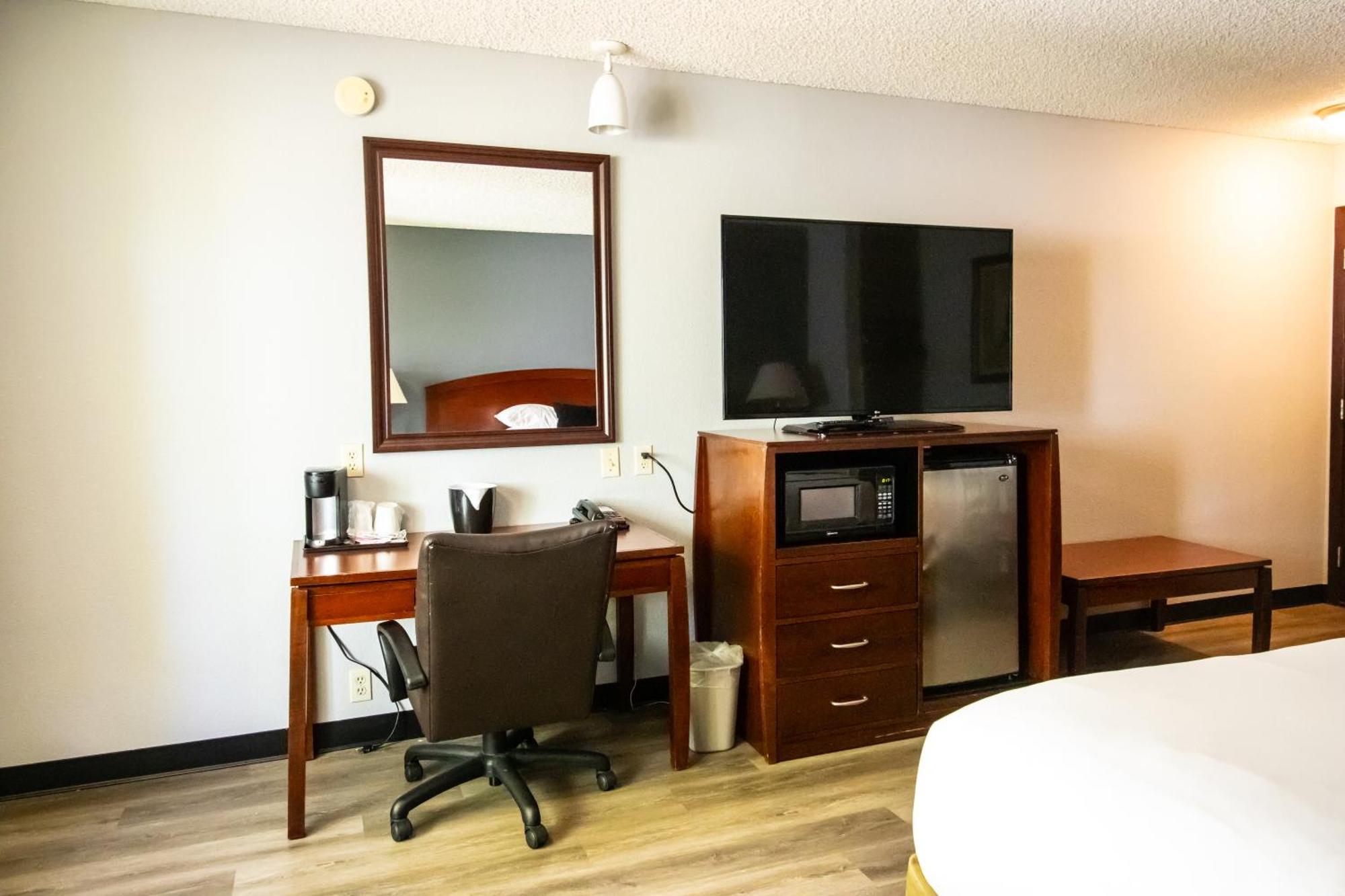 Red Lion Inn & Suites Vancouver Exterior photo