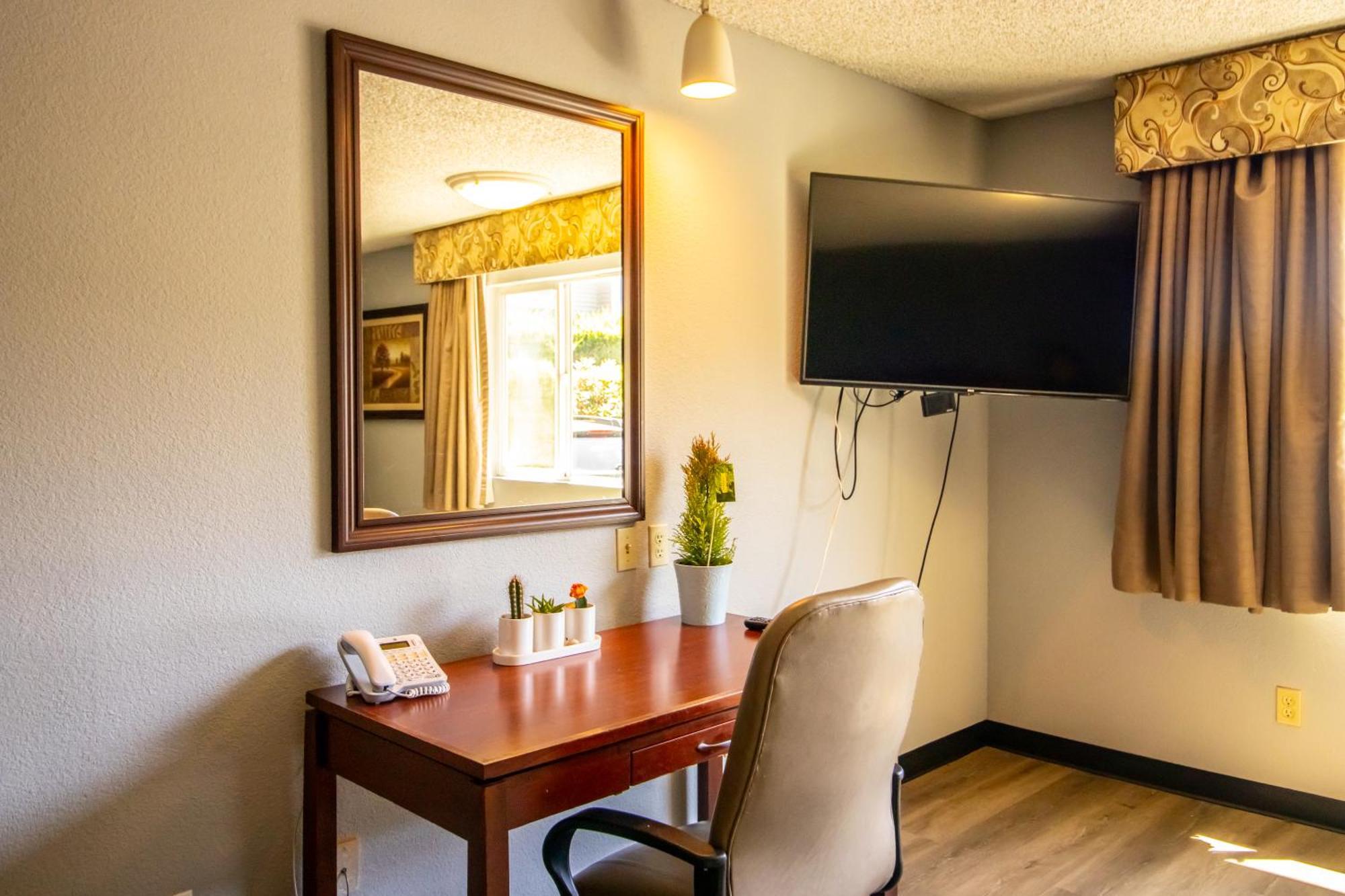 Red Lion Inn & Suites Vancouver Exterior photo